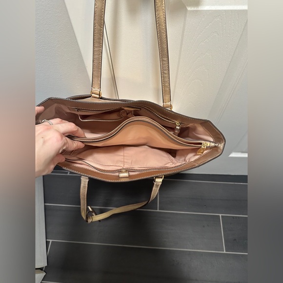 rose gold tory burch purse bag with good storage. - Picture 5 of 8